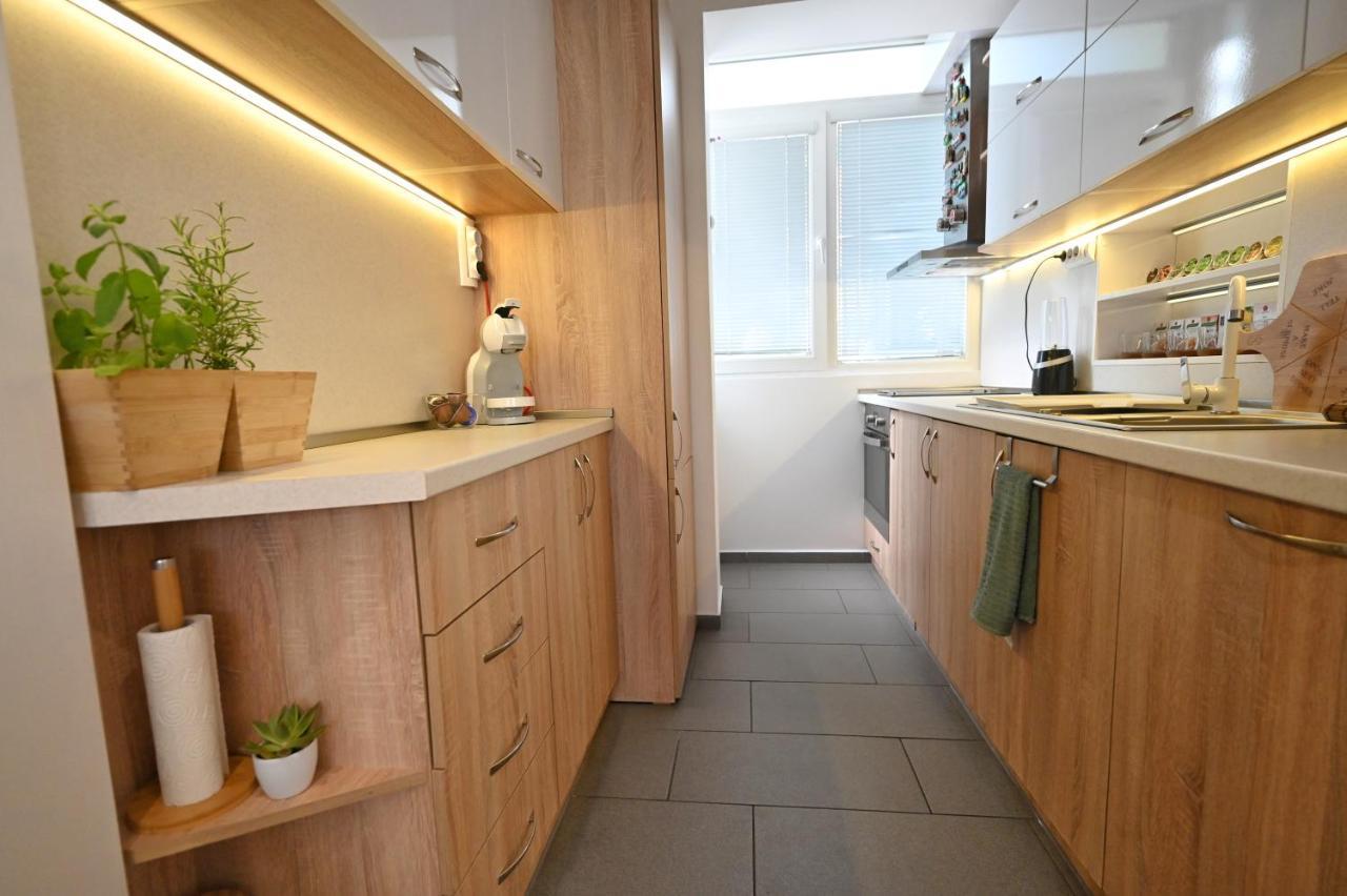 וארנה Modern Central 2-Bedroom Apartment With Parking מראה חיצוני תמונה