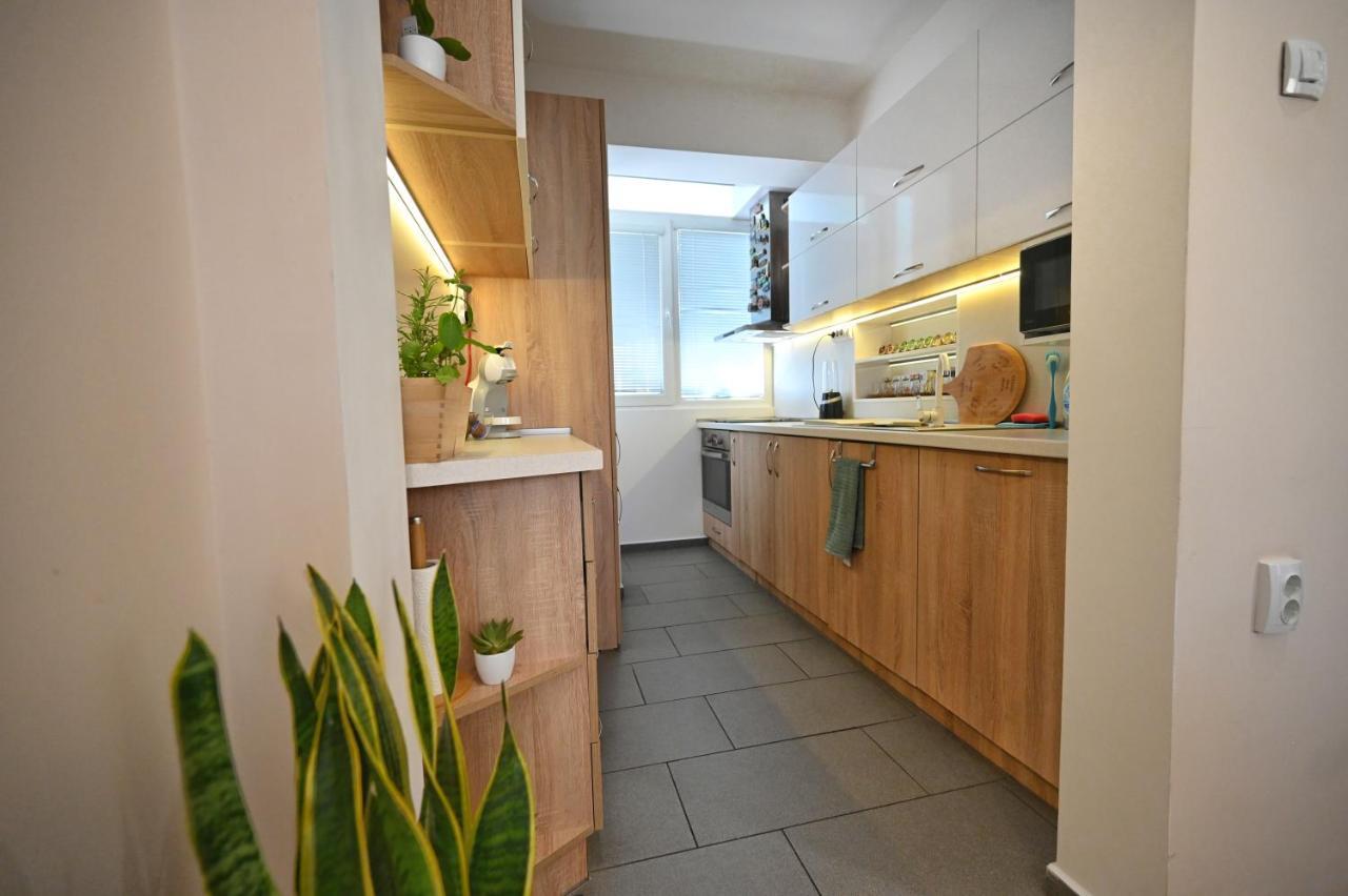 וארנה Modern Central 2-Bedroom Apartment With Parking מראה חיצוני תמונה