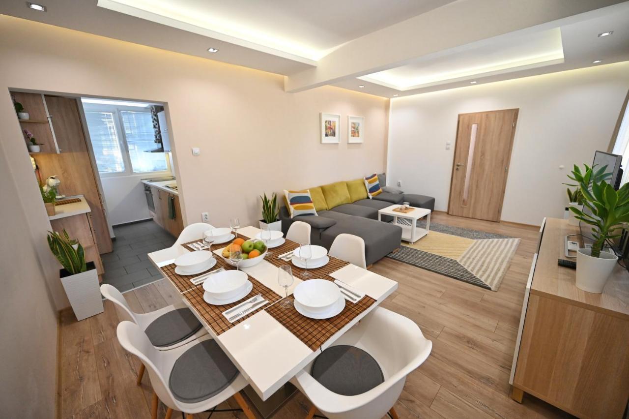 וארנה Modern Central 2-Bedroom Apartment With Parking מראה חיצוני תמונה