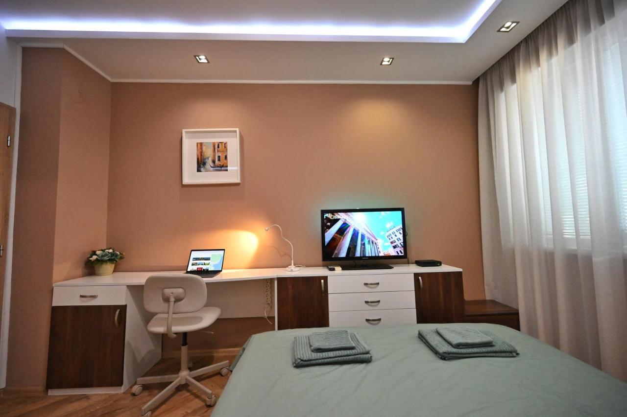 וארנה Modern Central 2-Bedroom Apartment With Parking מראה חיצוני תמונה