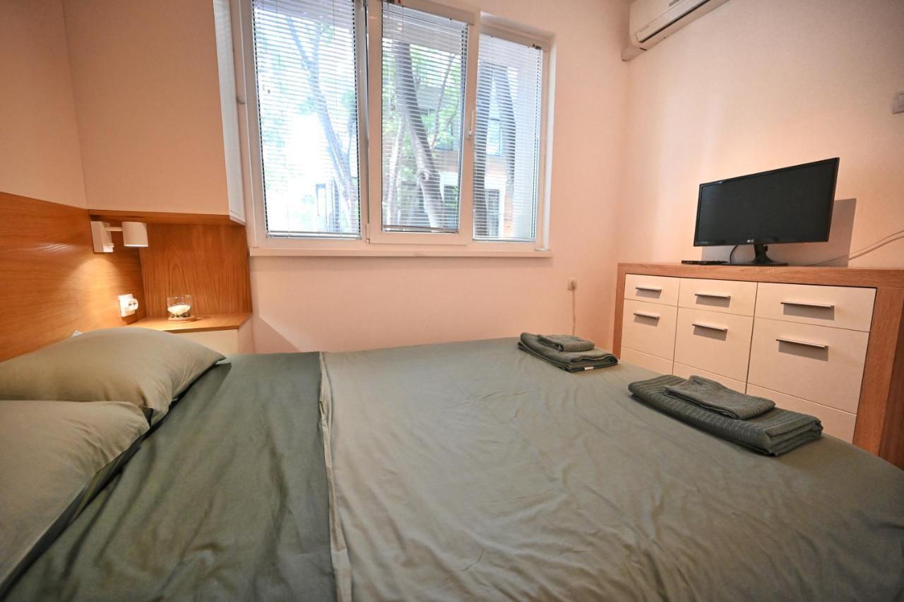 וארנה Modern Central 2-Bedroom Apartment With Parking מראה חיצוני תמונה