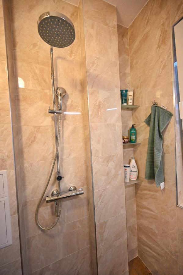 וארנה Modern Central 2-Bedroom Apartment With Parking מראה חיצוני תמונה
